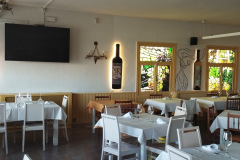 mural-promocional-con-iluminacion-led-y-vinilos-en-ventanas
